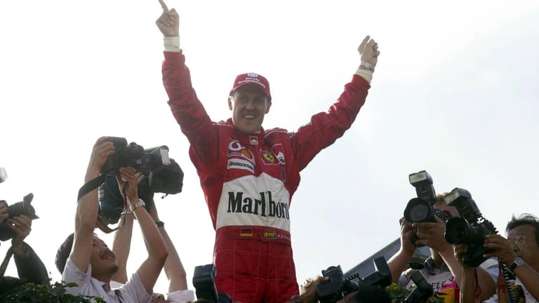 Anfang der Zweitausender war Michael Schumacher das Nonplusultra der Formel 1. In seinem roten Boliden schien "Schumi" unschlagbar und war lange Jahre Weltstar und Gesicht des Motorsports. Im Ferrari holte er fünf Titel und wurde inklusive seiner zwei vorigen Titel 1994 und 1995 im Benetton zum Rekordweltmeister.