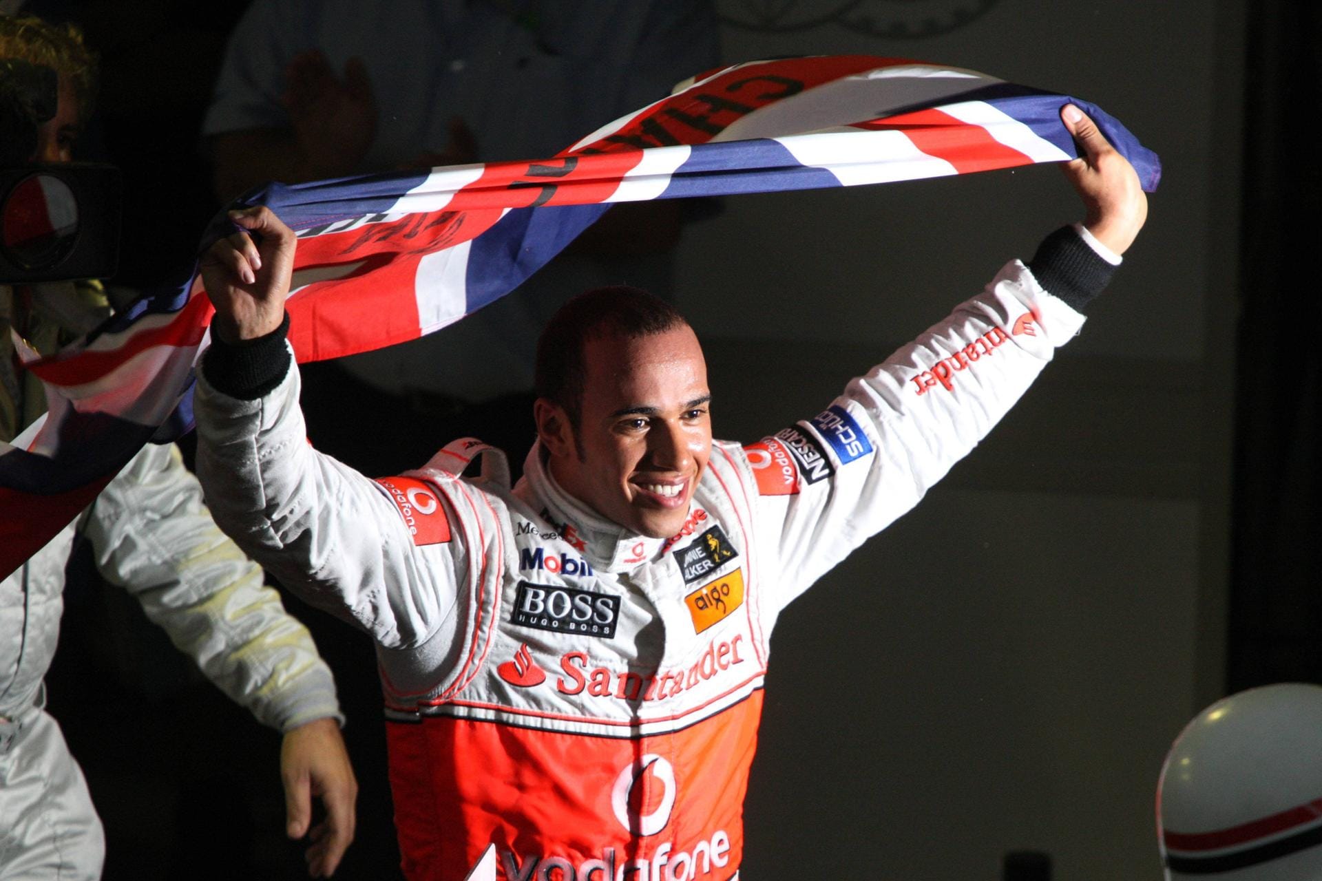 Nach einer überragenden Rookie-Saison 2007 holte sich das McLaren-Mercedes-Riesentalent schon 2008 seinen ersten Titel. Auch hier fiel die Titelentscheidung beim Finale in Brasilien – und zwar in der letzten Kurve des letzten Rennens. Hier überholte er den deutschen Toyota-Fahrer Timo Glock und sicherte sich den notwendigen Punktevorsprung vor Konkurrent Felipe Massa.