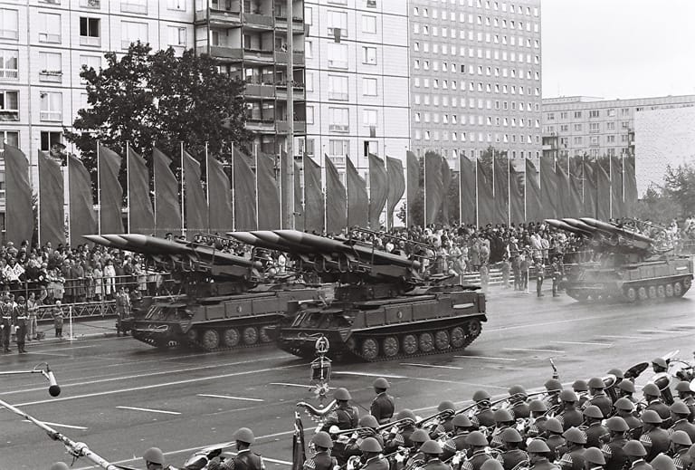 Parade zum 40. DDR-Jubiläum: Pomp trotz Krise