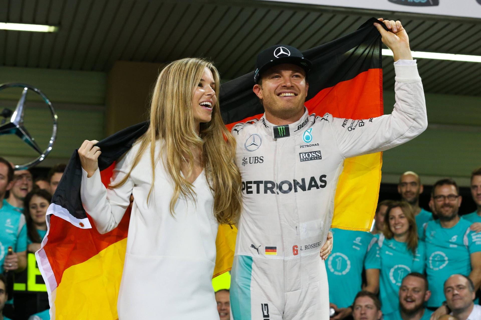 In der Saison 2016 erreichte das Duell Hamilton gegen Rosberg seinen Höhepunkt. Durch eine verpatzte erste Saisonhälfte von Hamilton führte Rosberg die WM knapp bis zum Schluss an. Doch Rosberg holte am Ende den Titel. Wenige Tage nach dem größten Erfolg seiner Karriere trat der Wiesbadener zurück.