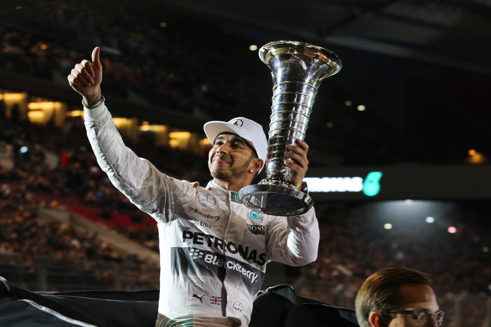 Vor der Saison 2014 wechselte der Brite von McLaren-Mercedes zum Mercedes-Werksteam. An der Seite von Nico Rosberg fuhr Hamilton im Silberpfeil der Konkurrenz davon. Die einstige Freundschaft entwickelte sich im Laufe der Saisons aber immer mehr zur Feindschaft.