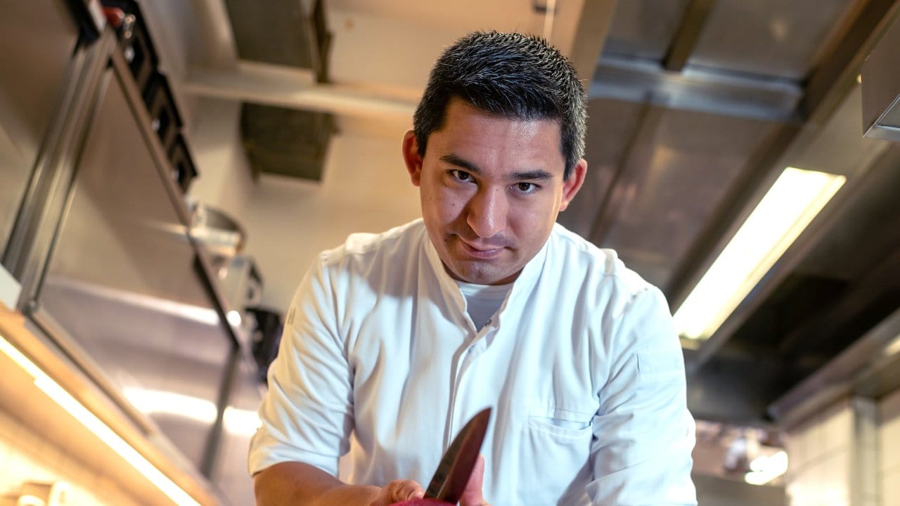 Tohru Nakamura ist vom Restaurant-Führer "Gault&Millau" zum "Koch des Jahres" gekürt worden. Tohru Nakamura ist vom Restaurant-Führer "Gault&Millau" zum "Koch des Jahres" gekürt worden.