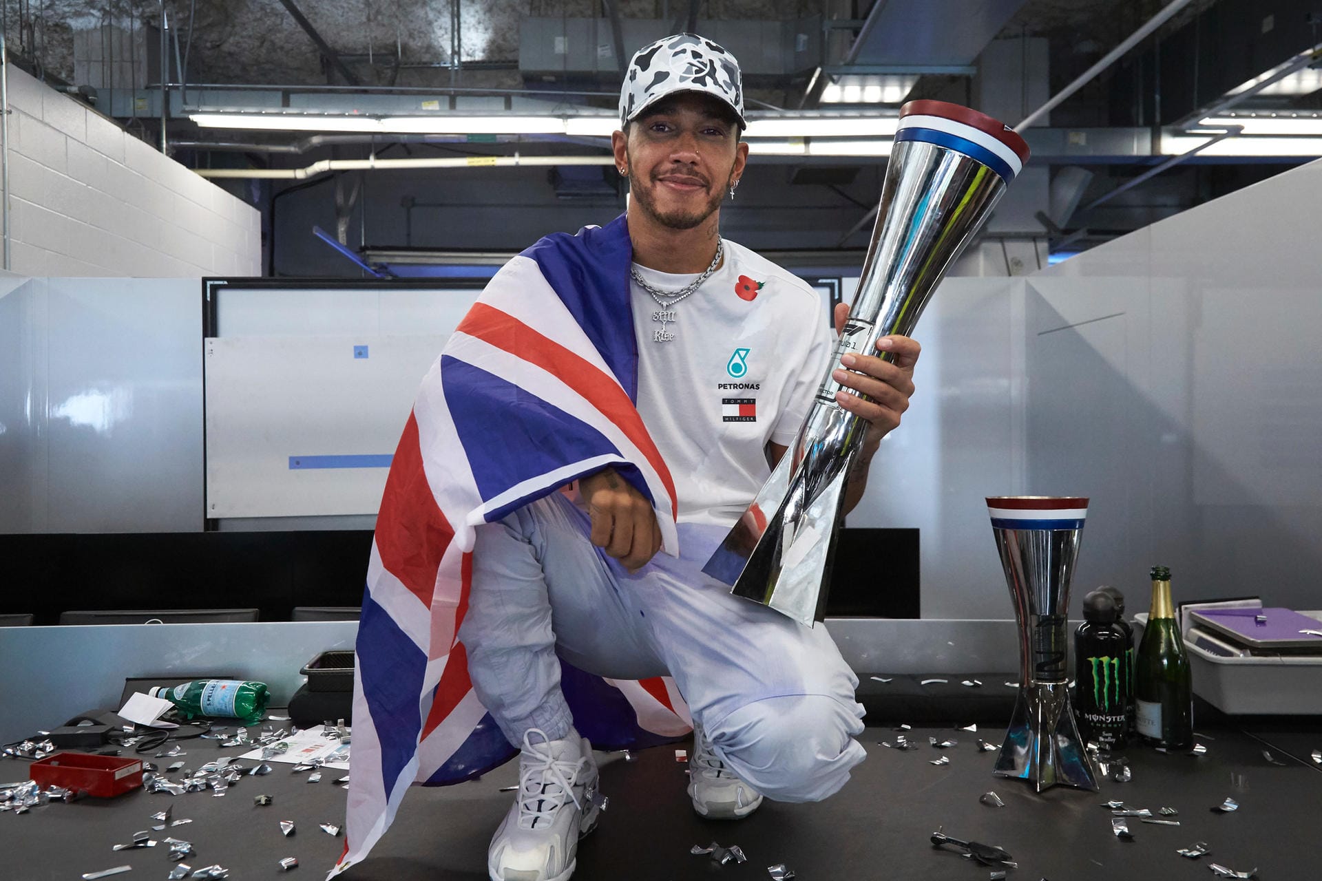 Nach dem Rücktritt von Nico Rosberg kehrte die Hamilton-Dominanz zurück. Nach einem souveränen Jahr 2018 holte er 2019 seinen nun insgesamt sechsten Titel und steht kurz davor, im kommenden Jahr Michael Schumachers Rekordmarke von sieben Titeln zu knacken.