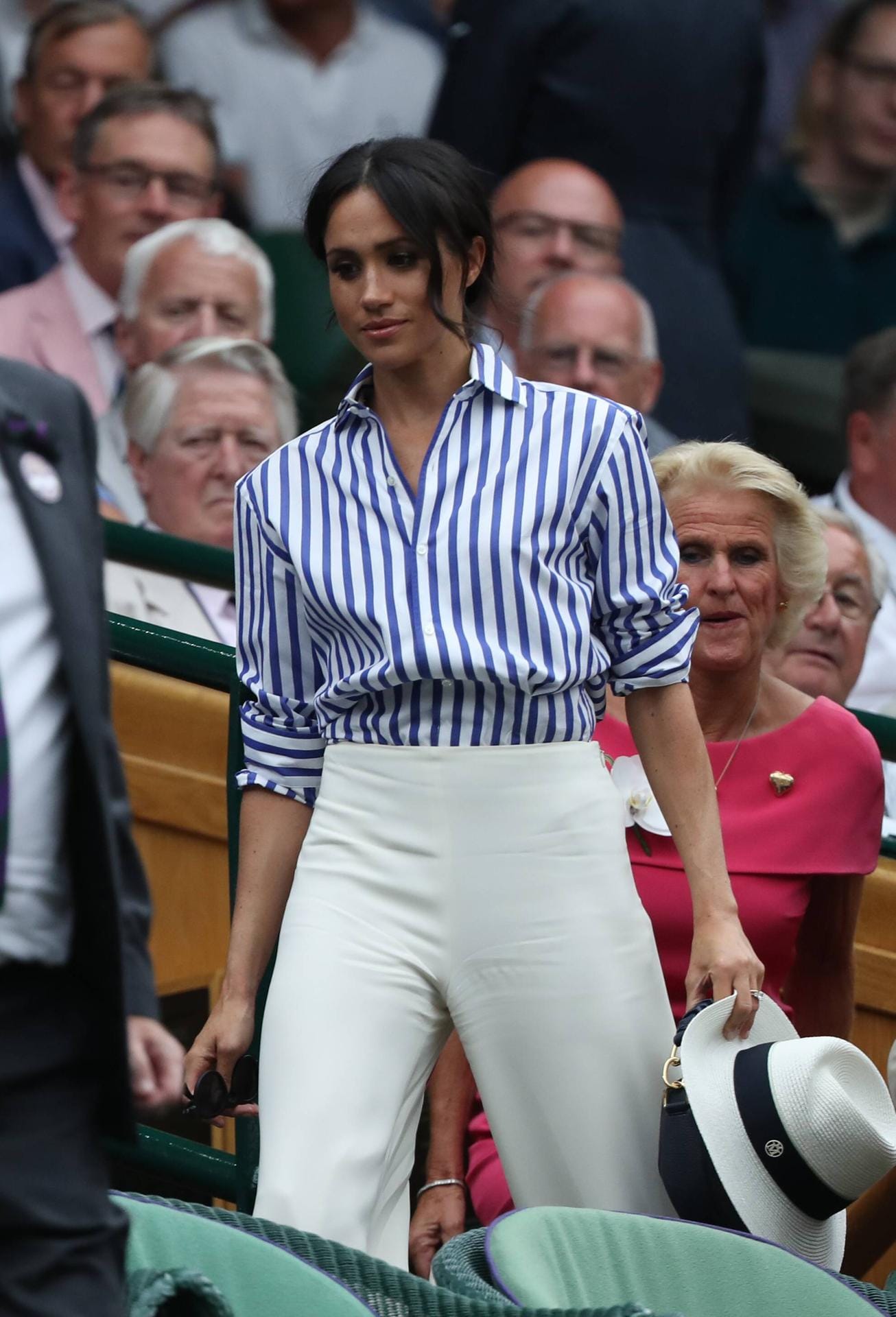 Herzogin Meghan wählte zum Wimbledon-Finale der Damen im Juli 2018 eine gestreifte Bluse zur weißen Hose.