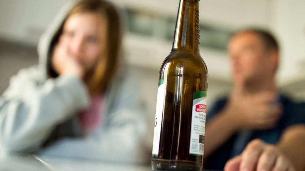 Tausende Mädchen und Jungen im Land leben in Familien mit alkoholabhängigen Eltern.