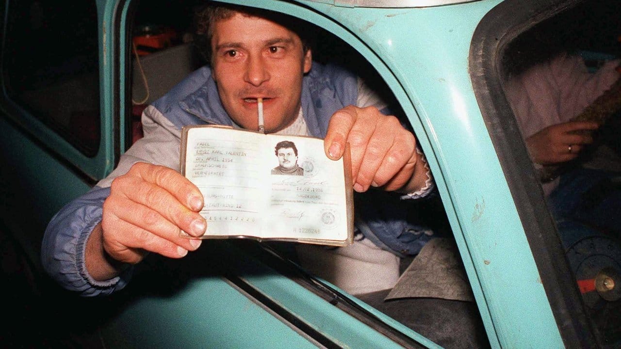 Ein DDR-Bürger zeigt bei der ersten freien Fahrt in die BRD seinen Ausweis vor.