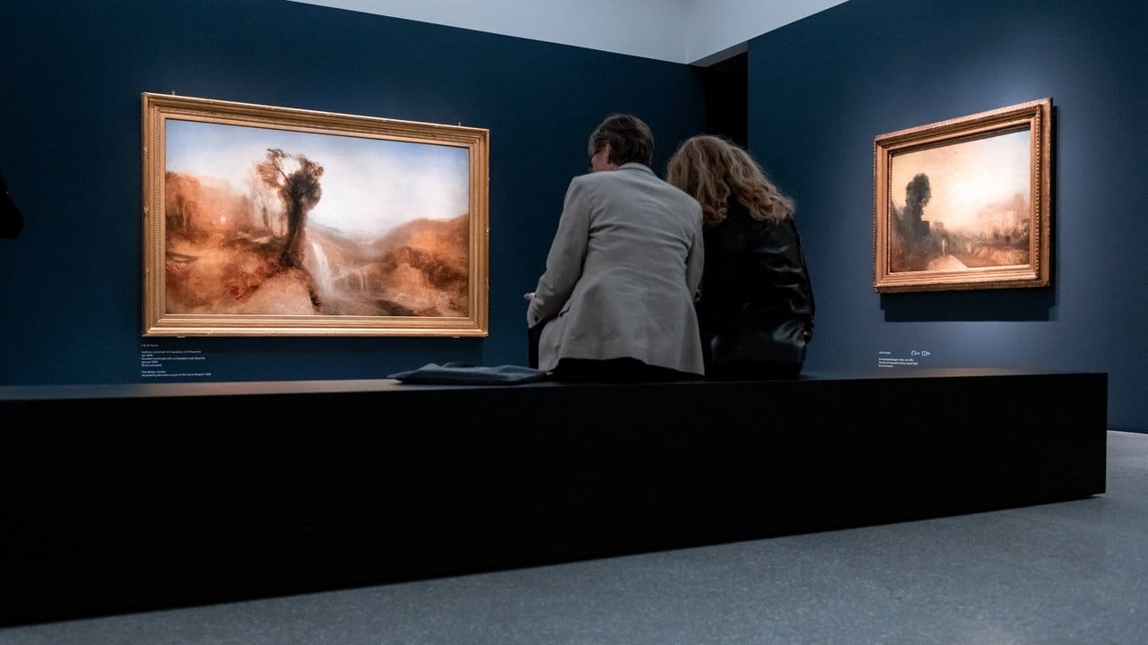 Zwei Besucher in der Ausstellung "Turner.