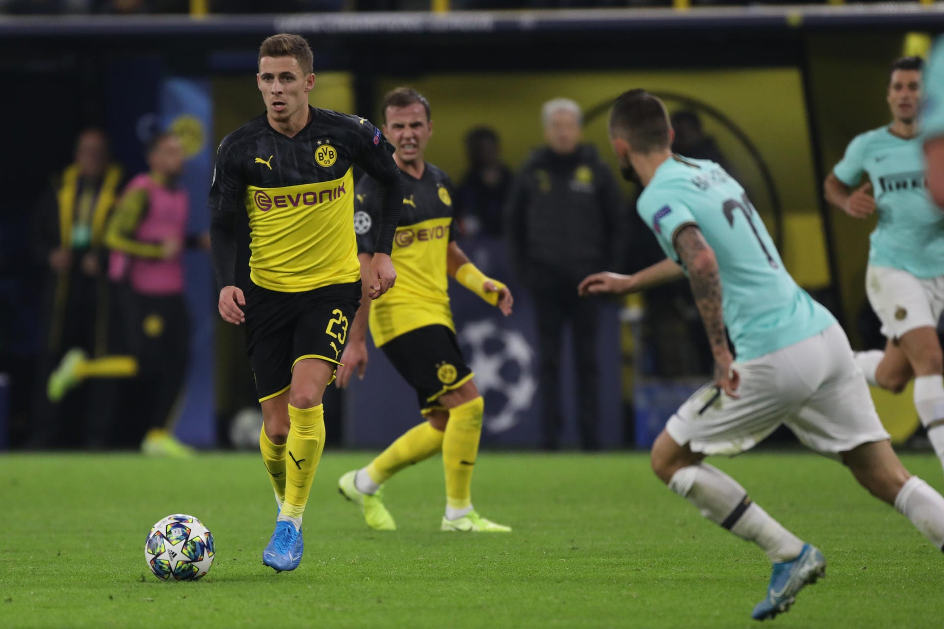 Thorgan Hazard: Unglücklicher Auftritt des Neuzugangs, der zeitweise fast wie ein Fremdkörper in der BVB-Offensive wirkte. Meistens Statist, in den seinen Ballaktionen ohne Fortune. Note 5