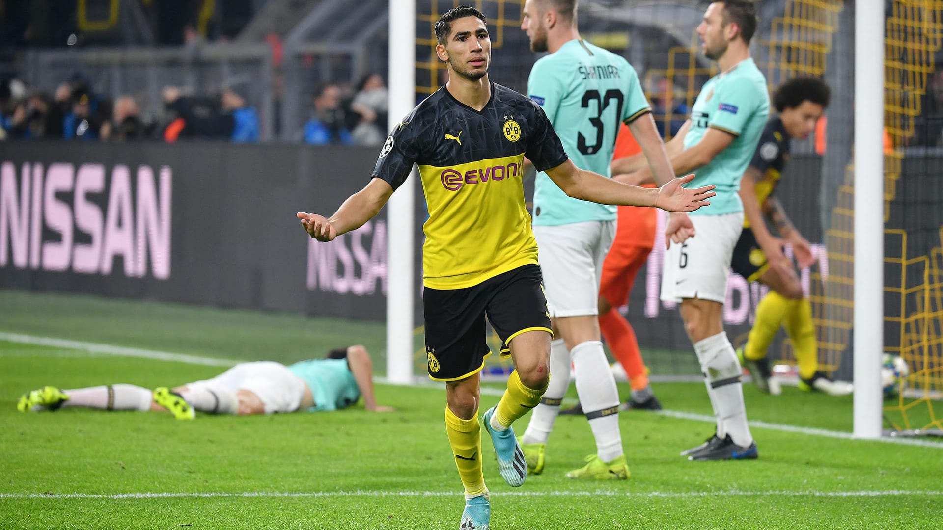 Der BVB drehte am Dienstagabend ein furioses Spiel gegen Inter Mailand nach zwischenzeitlichem 0:2-Rückstand. Nach schwacher erster Hälfte knackten sie das Inter-Bollwerk erstmals in der 51. Minute und hatten ab diesem Moment die Schwachstelle der Italiener ausgemacht. t-online.de stellt Ihnen die internationalen Pressestimmen zum BVB-Sensationssieg vor.