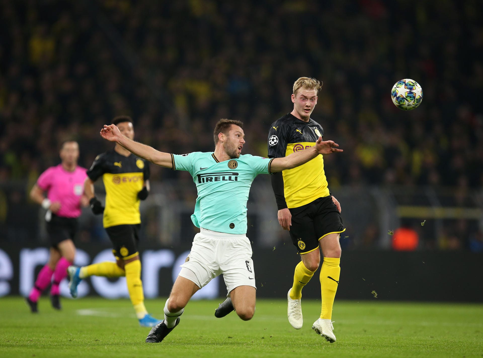 De Telegraaf (Niederlande): "De Vrij und Inter geben Sieg aus der Hand. Borussia Dortmund gewann nach einem 0:2-Rückstand noch das Champions League-Heimspiel gegen Internazionale. Der deutsche Verein startete das Spiel erst in der zweiten Halbzeit. Der marokkanische Außenverteidiger Achraf Hakimi war maßgeblich an Dortmunds tollem Sieg beteiligt.