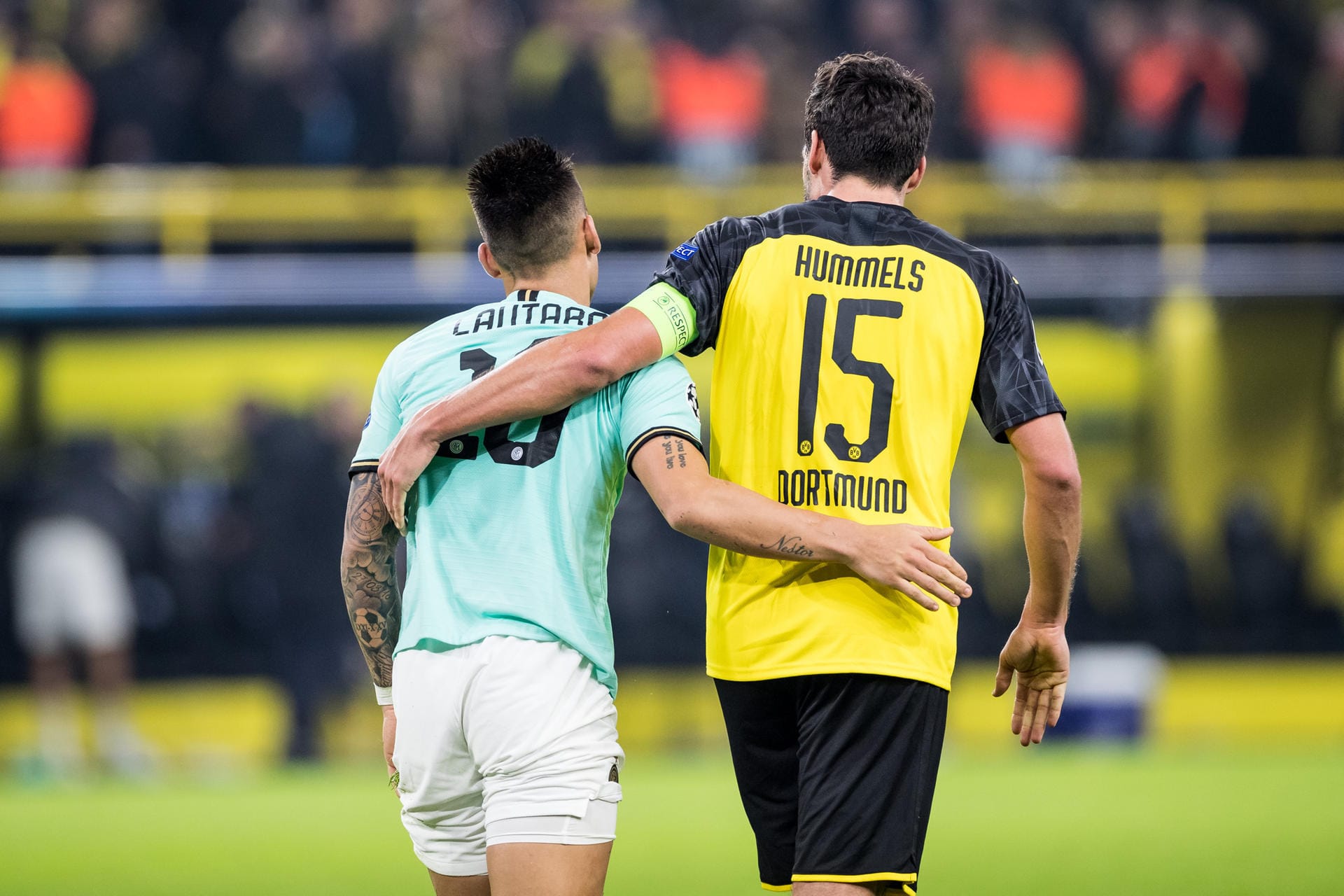 Champions League, Borussia Dortmund - Inter Mailand Mats Hummels (Borussia Dortmund, 15) hilft dem niedergeschlagenen La