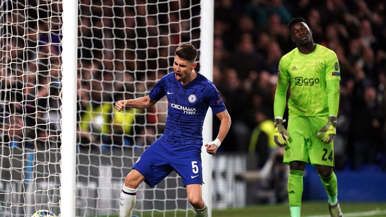 Chelsea-Profi Jorginho feiert seinen Treffer zum zwischenzeitlichen 3:4.