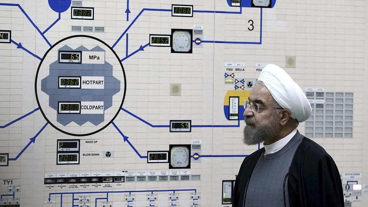 Hassan Ruhani, Präsident des Iran, besucht ein Atomkraftwerk in Buschehr.