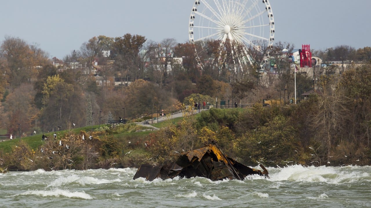 Das historische Bootswrack "Iron Scow" steckt in einer Stromschnelle vor den Niagara-Fällen fest.