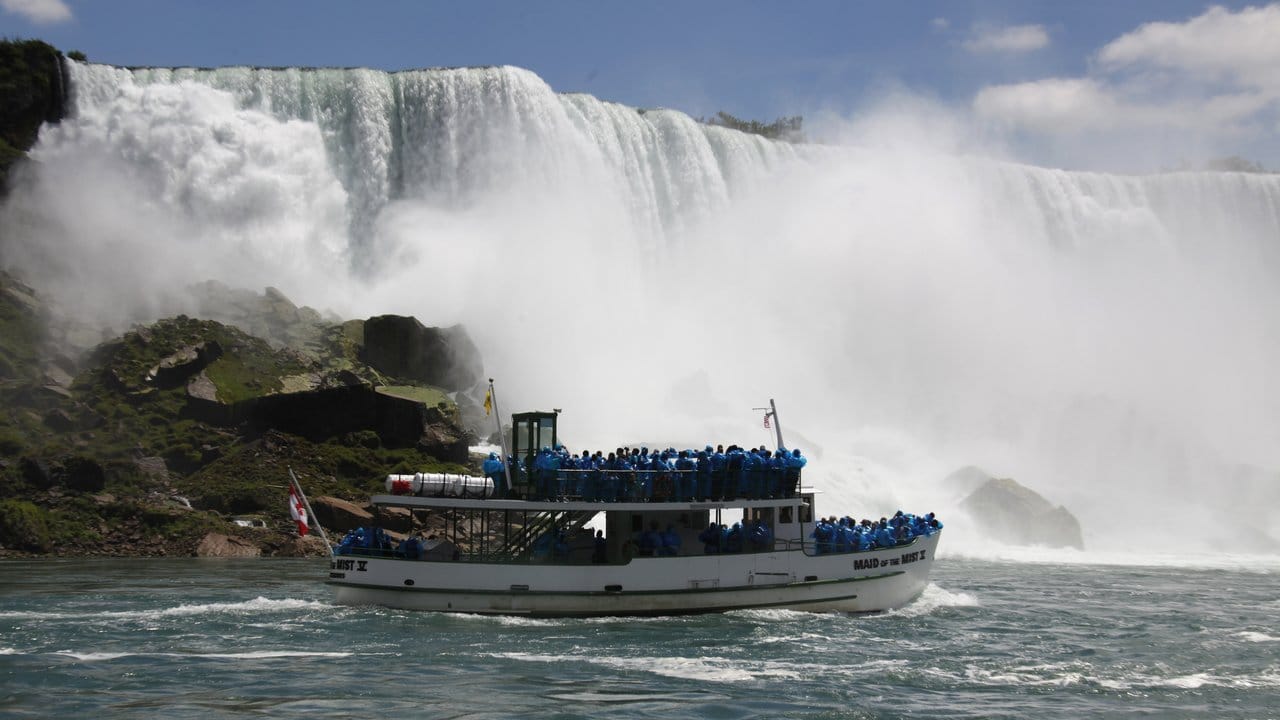 Annäherung per Touristenboot: Die "Maid of the Mist" fährt an die Niagarafälle heran.