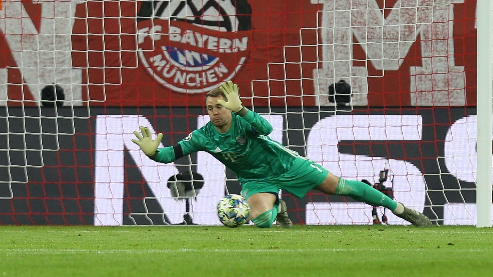 Manuel Neuer: Manuel Neuer: Ermutigte per Schulterklopfen im Stile eines Kapitäns den erst 19-jährigen Davies, über dessen Seite die Griechen Druck aufbauen wollten. Kam kurz nach der Pause in bester WM-2014-Manier aus seinem eigentlichen Arbeitsbereich, um zu klären. Hatte sonst aber nur wenig zu tun, da Piräus lediglich dreimal auf das Bayern-Tor schoss. Note 3