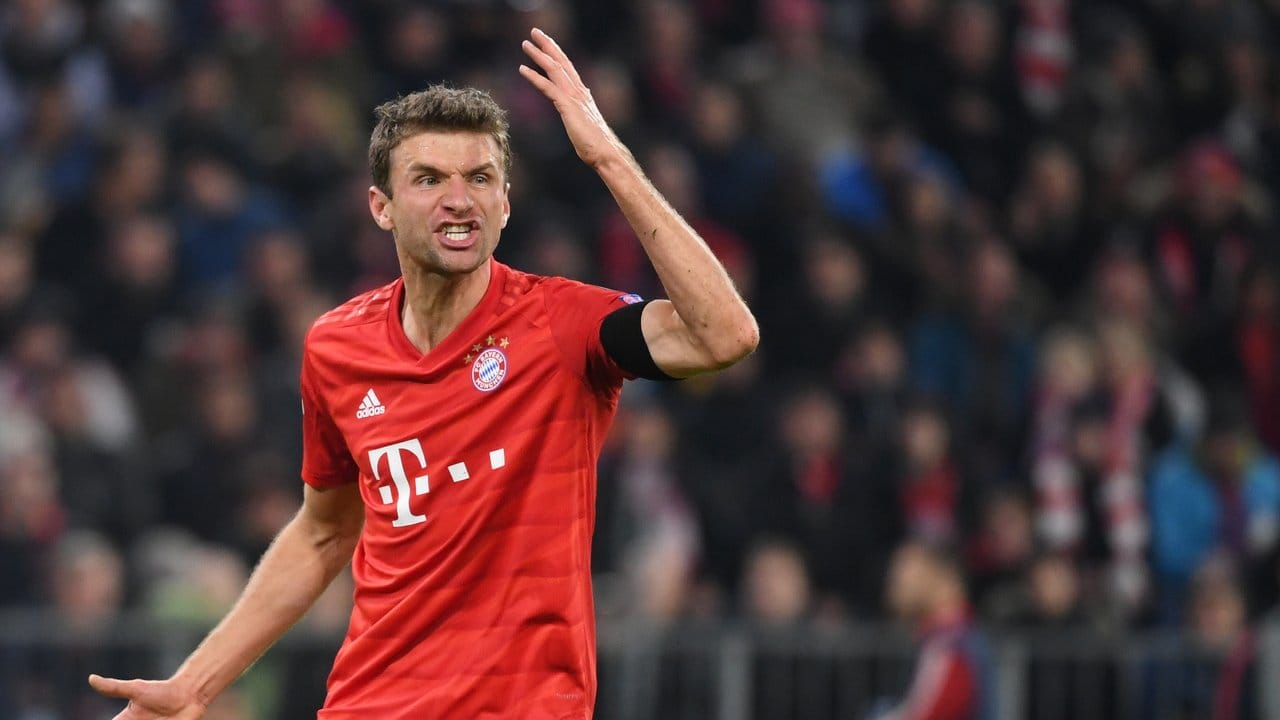 Thomas Müller zeigt sich mit einer Spielsituation höchst unzufrieden.