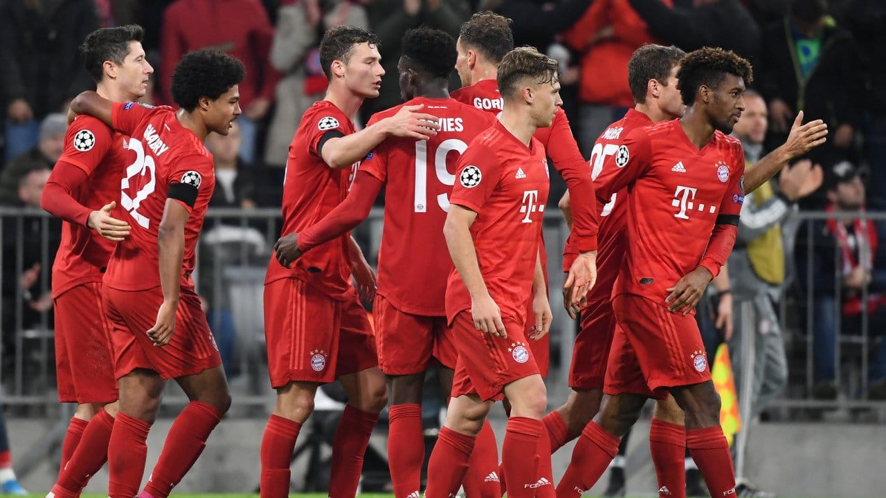 Die Münchner Spieler feiern das 1:0 durch Robert Lewandowski. Die Münchner Spieler feiern das 1:0 durch Robert Lewandowski.