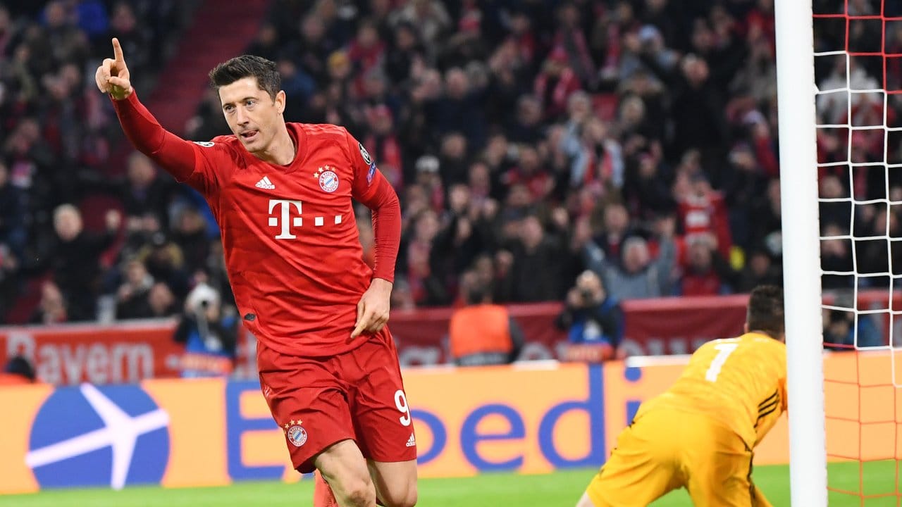 Robert Lewandowski jubelt nach seinem Tor zum 1:0 gegen Piräus. Robert Lewandowski jubelt nach seinem Tor zum 1:0 gegen Piräus.