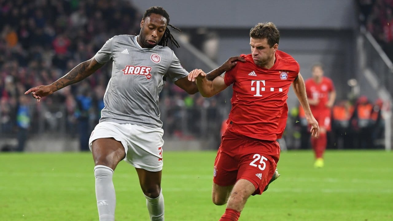 Thomas Müller (r) im Duell mit Ruben Semedo von Olympiakos Piräus. Thomas Müller (r) im Duell mit Ruben Semedo von Olympiakos Piräus.