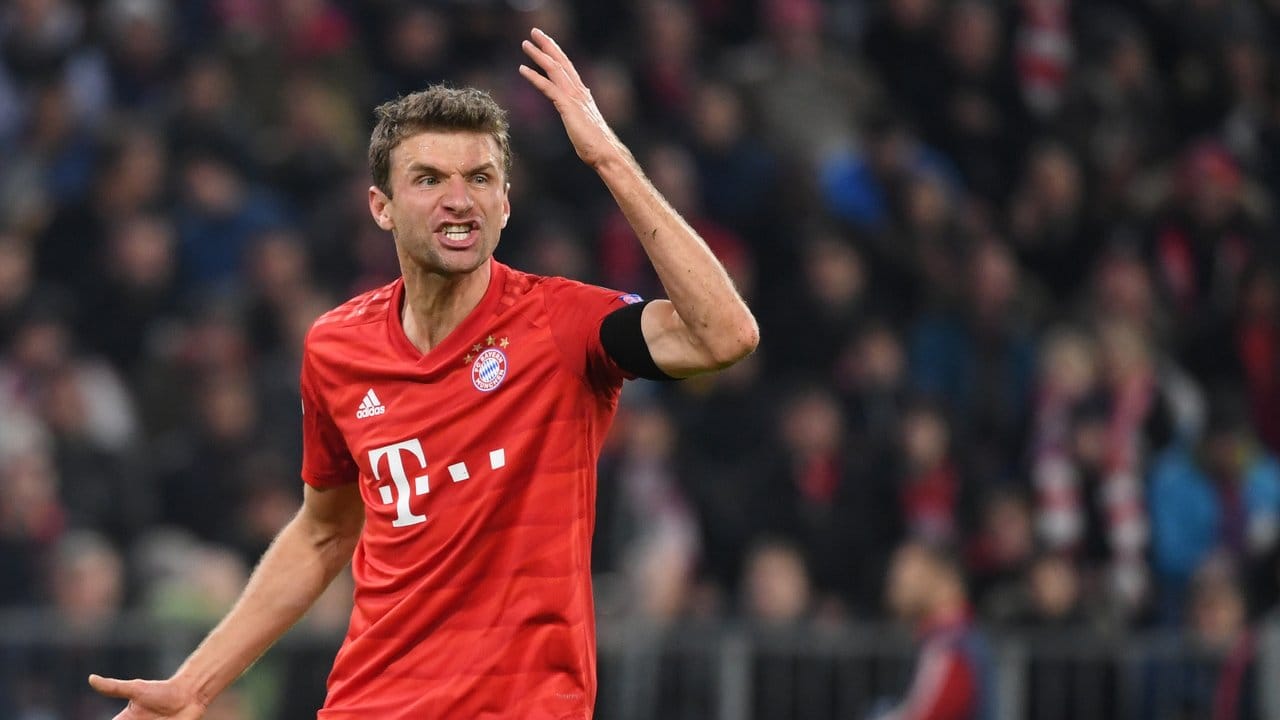 Thomas Müller zeigt sich mit einer Spielsituation höchst unzufrieden. Thomas Müller zeigt sich mit einer Spielsituation höchst unzufrieden.
