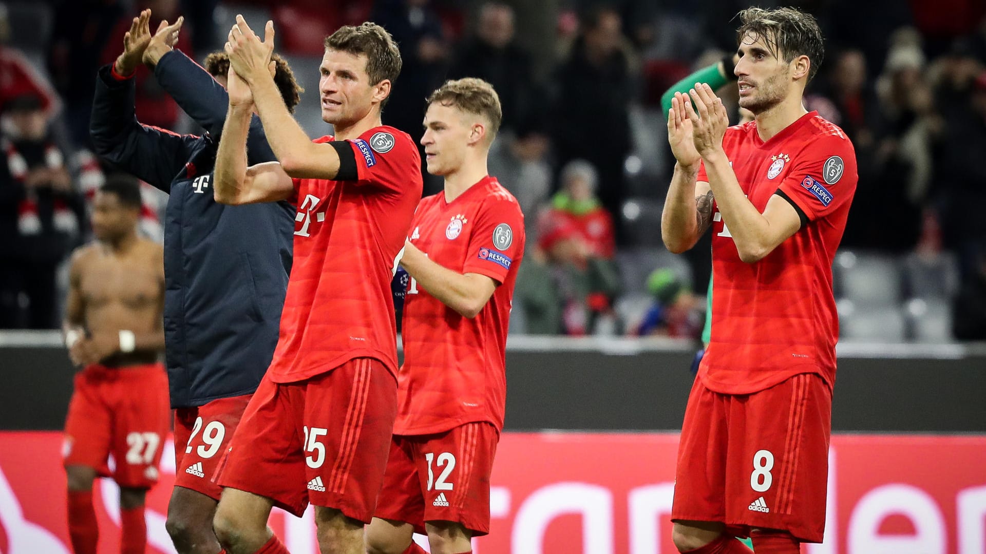 Der FC Bayern zieht durch das 2:0 gegen Olympiakos Piräus ins Achtelfinale der Champions League ein. Robert Lewandowski trifft und trifft, auch Kingsley Coman hat endlich wieder ein Erfolgserlebnis. Die Einzelkritik.