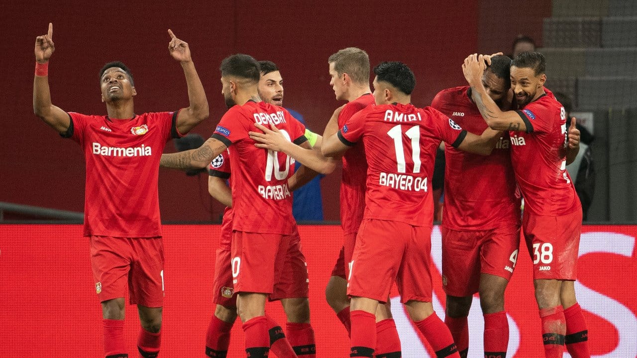 Leverkusens Spieler feiern die 1:0-Führung gegen Atlético.