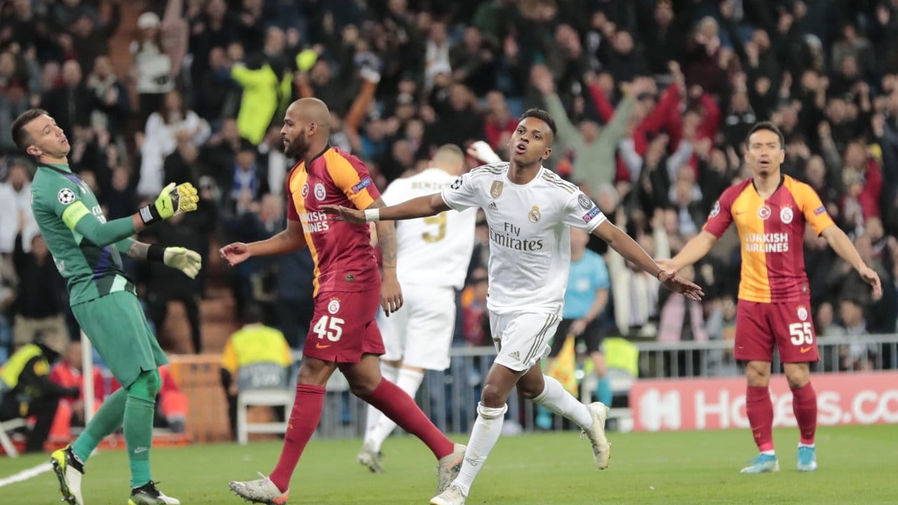 Rodrygo (M) von Real Madrid feiert sein erstes Tor vor den enttäuschten Spieler von Galatasaray.