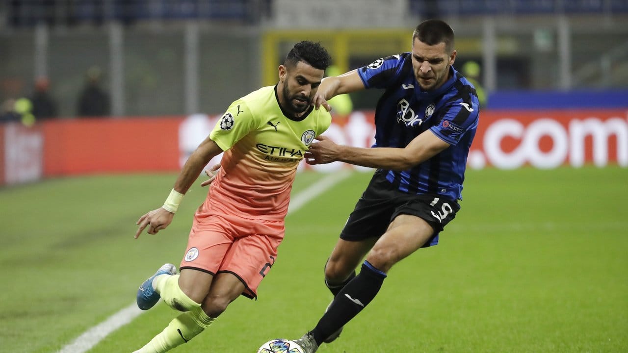 Riyad Mahrez (l) von Manchester City in Aktion gegen Berat Djimsiti von Atalanta Bergamo.