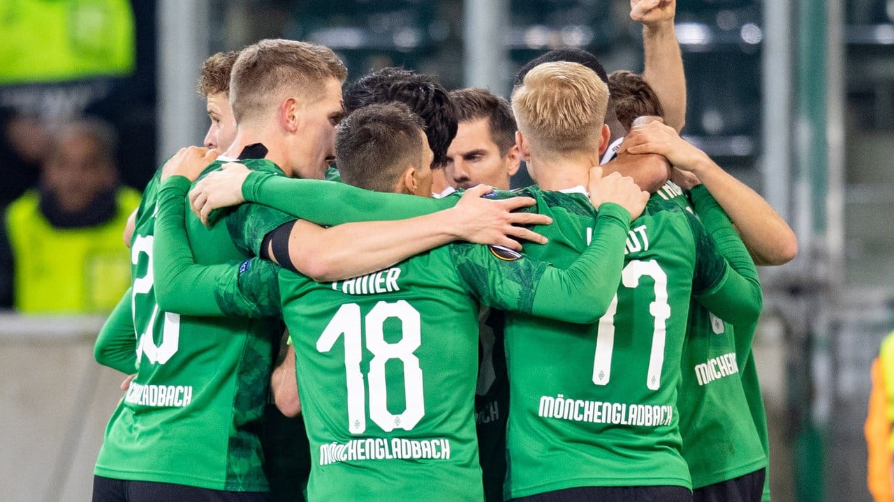 Mönchengladbachs Spieler freuen sich nach dem Treffer zum 1:0. Mönchengladbachs Spieler freuen sich nach dem Treffer zum 1:0.
