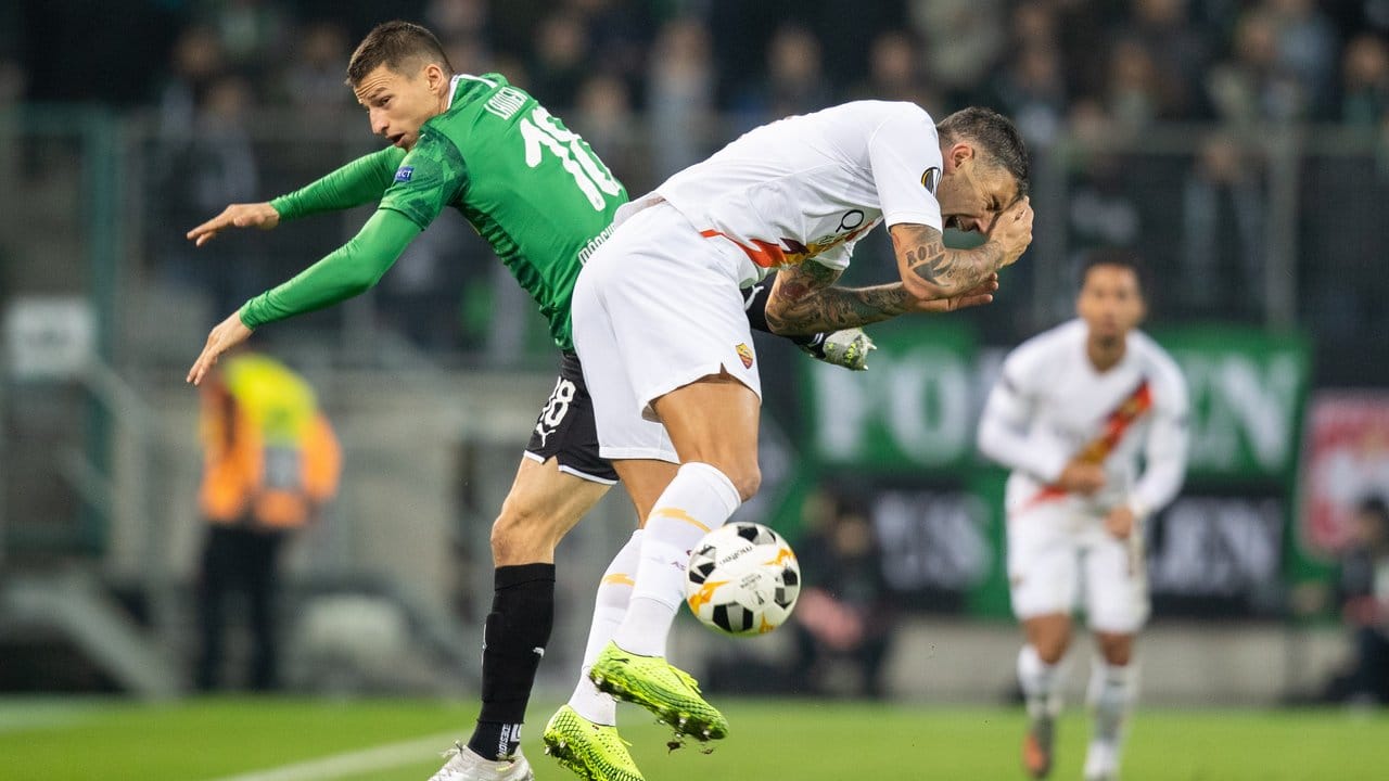 Gladbachs Stefan Lainer (l) im Zweikampf mit Roms Aleksandar Kolarov. Gladbachs Stefan Lainer (l) im Zweikampf mit Roms Aleksandar Kolarov.