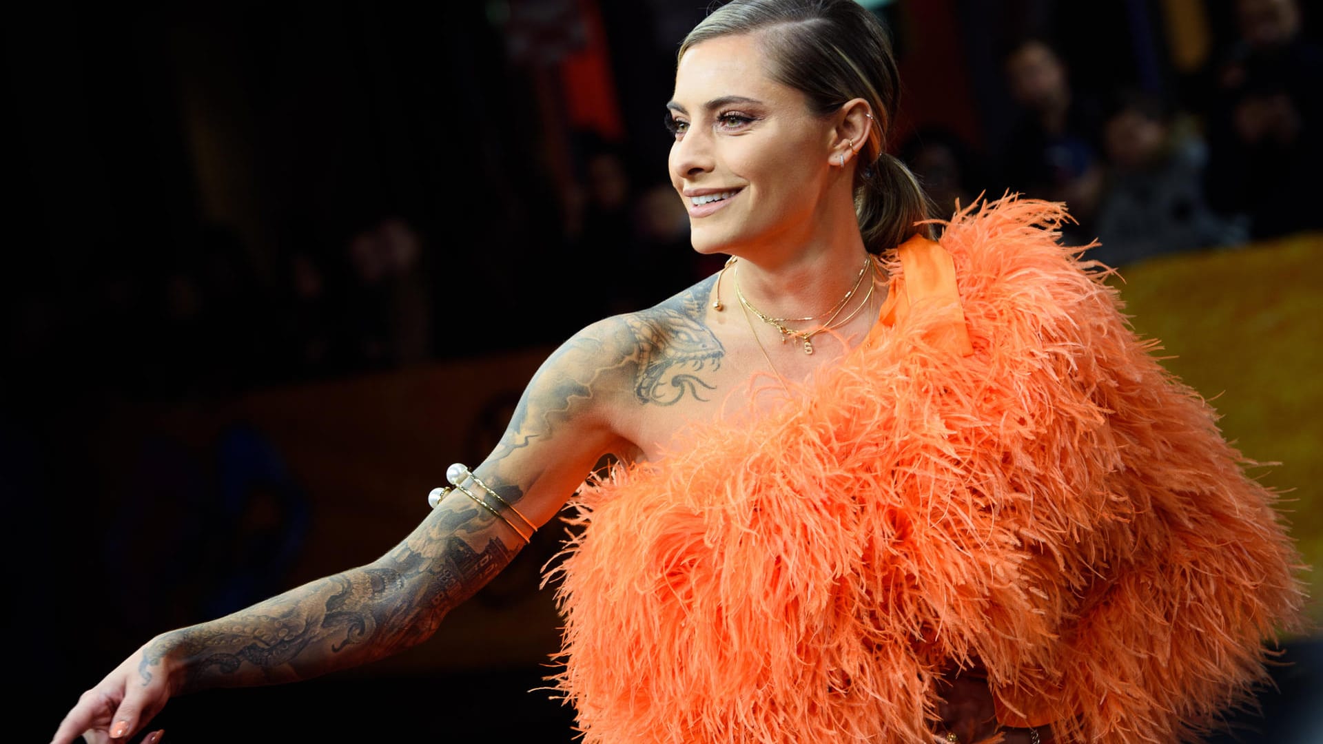 "GQ"-Awards: Sophia Thomalla stach auf dem roten Teppich mit ihrem Outfit besonders hervor.