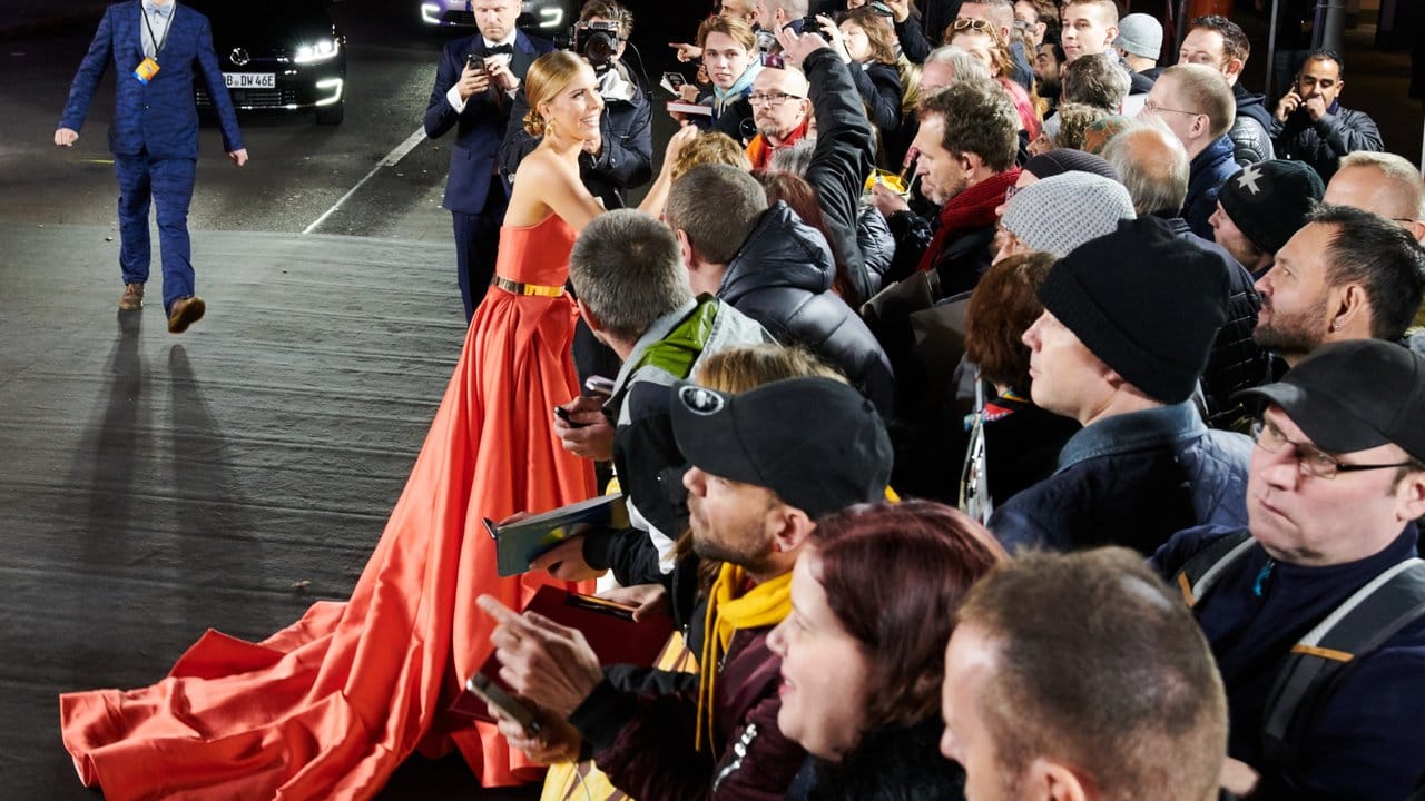 Die Autogramme von Victoria Swarovski sind begehrt. Die Autogramme von Victoria Swarovski sind begehrt.