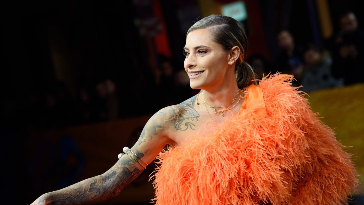 Ein Kleid aus orangefarbenen Federn: Schauspielerin und TV-Moderatorin Sophia Thomalla. Ein Kleid aus orangefarbenen Federn: Schauspielerin und TV-Moderatorin Sophia Thomalla.