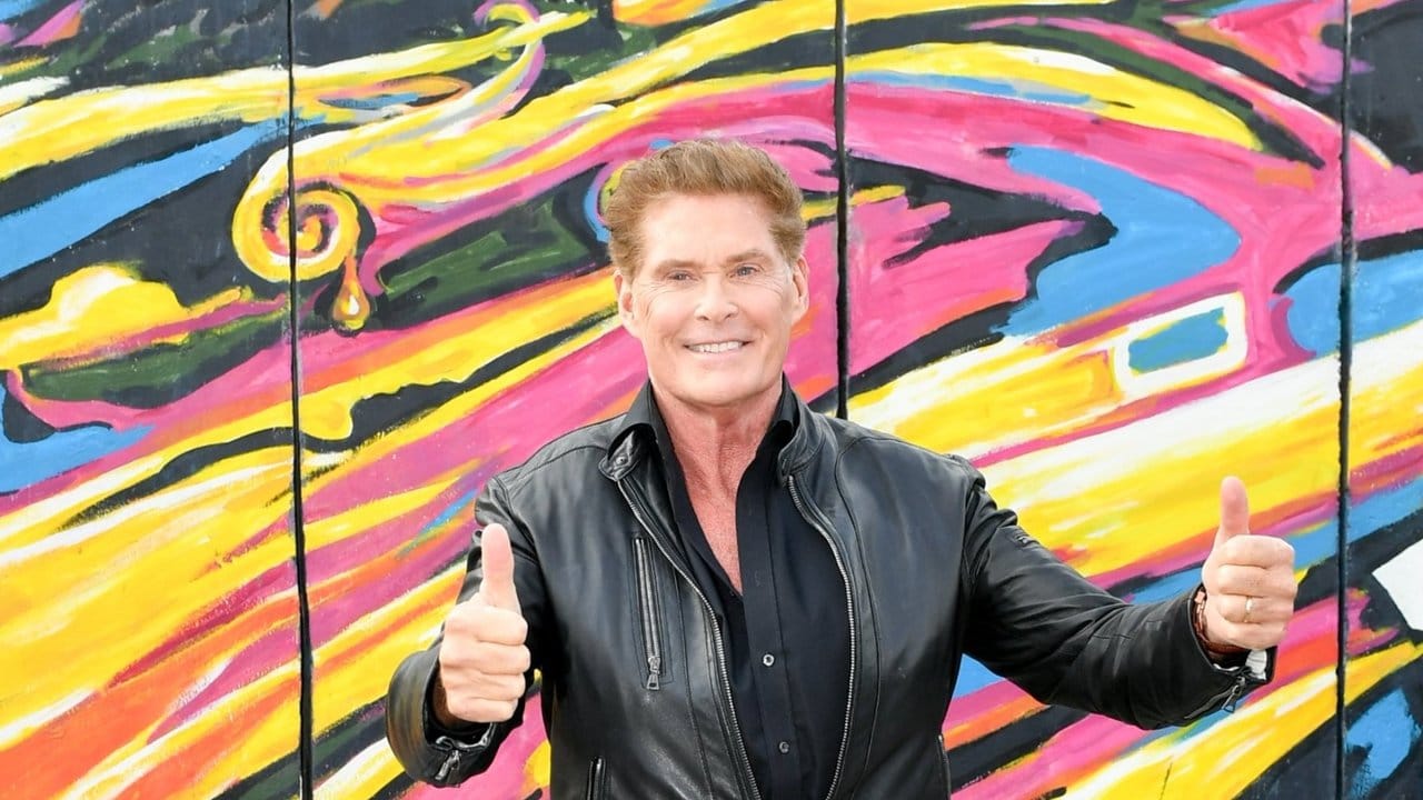 David Hasselhoff vor der East Side Gallery. David Hasselhoff vor der East Side Gallery.