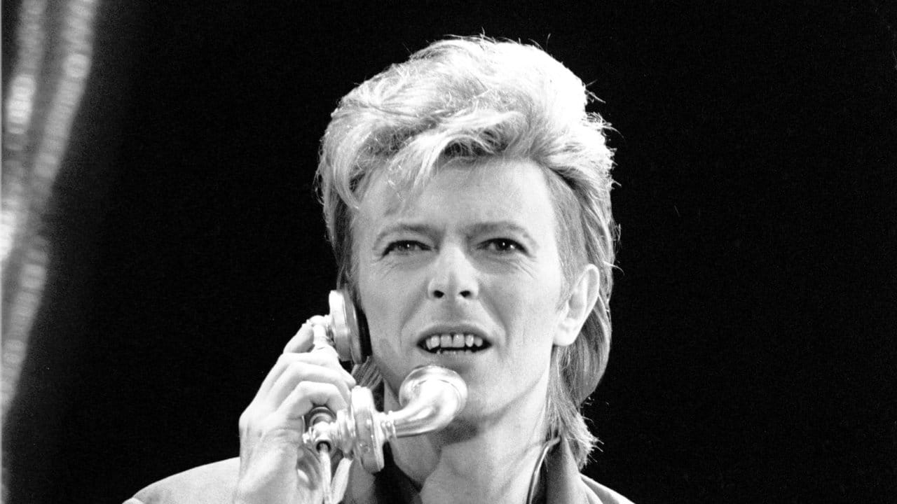 David Bowies Auftritt verursachte Proteste hinter dem Brandenburger Tor. David Bowies Auftritt verursachte Proteste hinter dem Brandenburger Tor.
