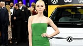 Emilia Schüle: Die Schauspielerin kam mit blonden Haaren und grünem Kleid.