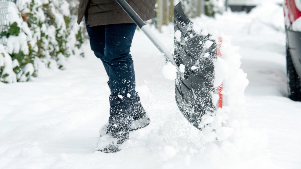 Im Winter ist eine gute Schneeschaufel hilfreich, um seiner Räumpflicht nachzukommen.