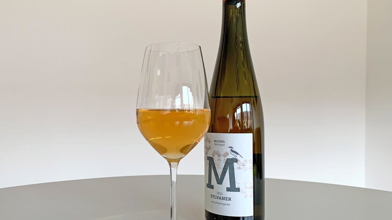 Orange-Weine sind Weißweine, die maischevergoren sind, also länger von Beerenhaut und Kernen umgeben sind.