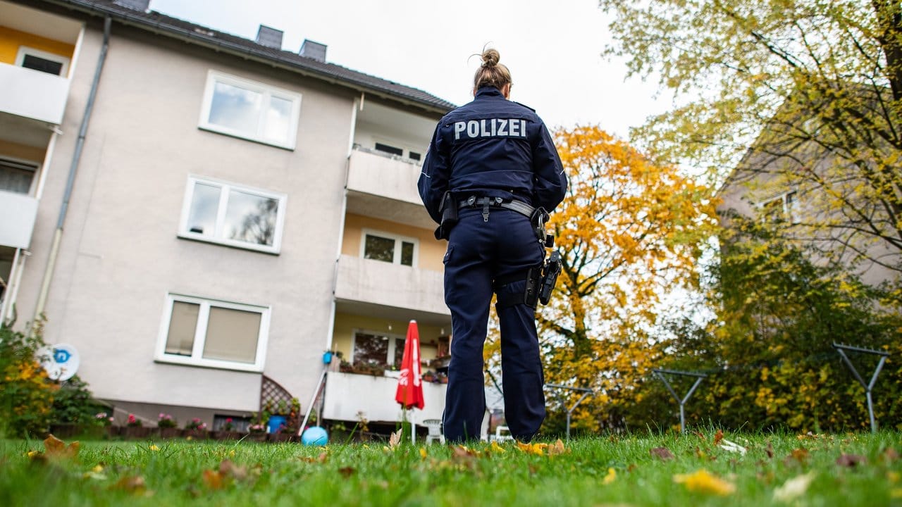 Eine Polizistin vor dem Mehrfamilienhaus in Detmold, in dem eine 15-Jährige ihren dreijährigen Halbbruder erstochen haben soll.