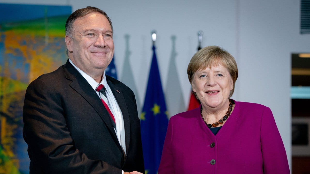 Bundeskanzlerin Angela Merkel (CDU) und Mike Pompeo, US-Außenminister, reichen sich im Bundeskanzleramt nach einem Pressestatement die Hände.