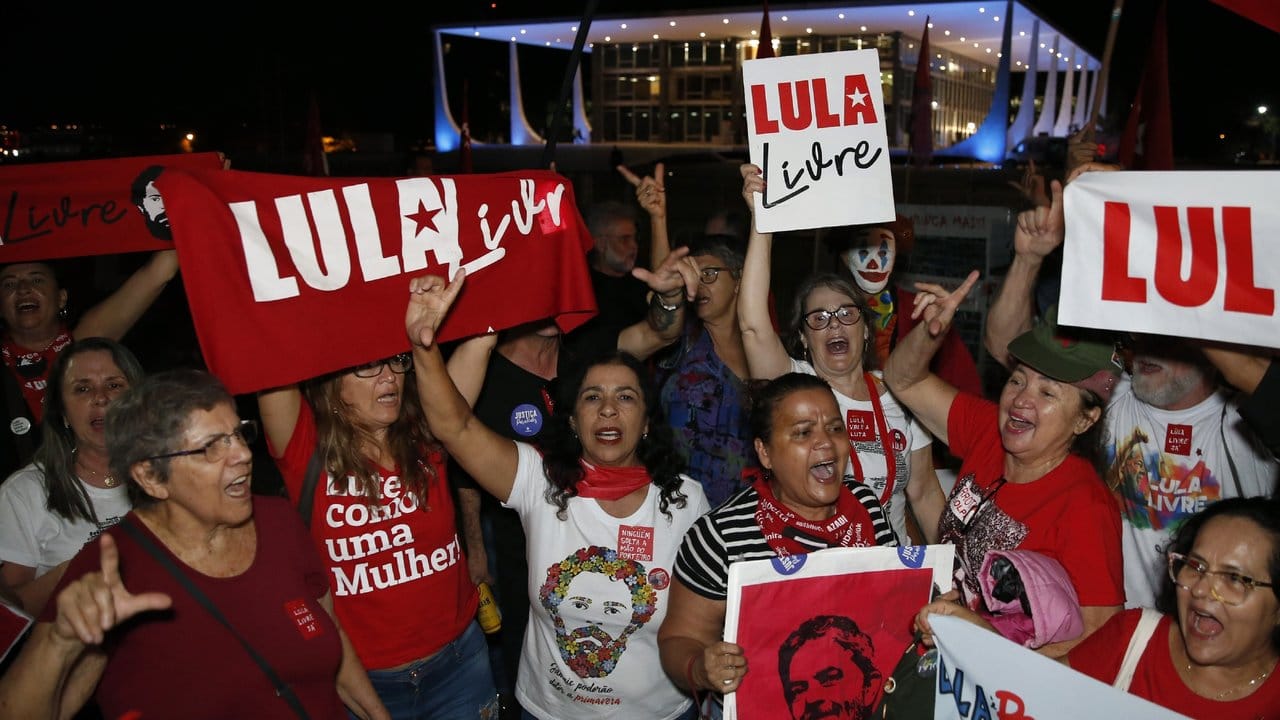 Anhänger des inhaftierten ehemaligen Präsidenten Lula da Silva feiern vor dem brasilianischen Obersten Gerichtshof.