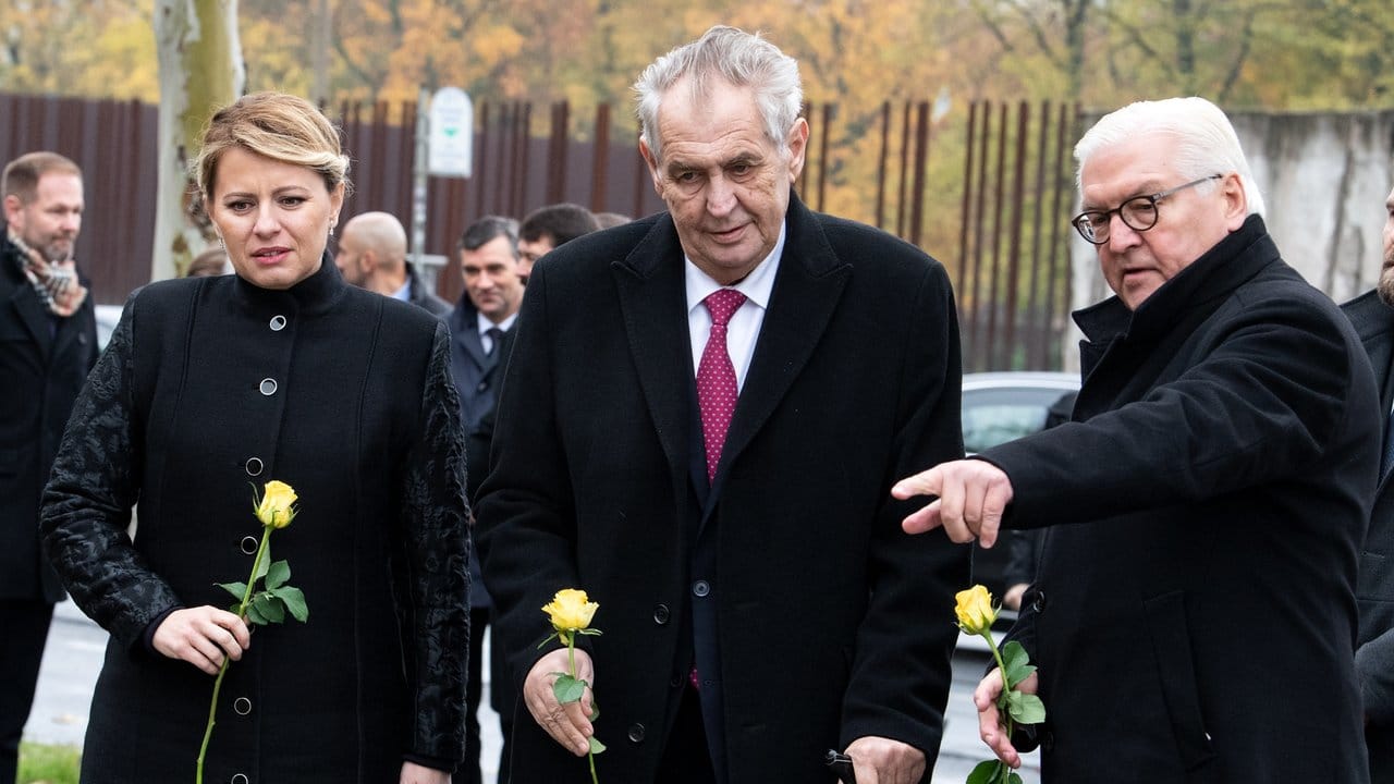 Bundespräsident Frank-Walter Steinmeier, Milos Zeman, Präsident von Tschechien, und Zuzana Caputova, Präsidentin der Slowakei, bei der Gedenkveranstaltung an der Bernauer Straße.