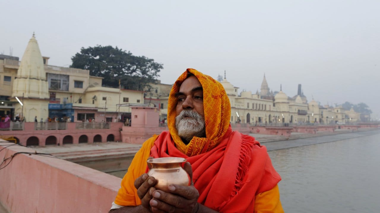 Ein Sadhu, ein hinduistischer Heiliger, betet in Ayodhya: Der Streit zwischen Hindus und Muslimen um ein heiliges Areal hatte 1992 zu Ausschreitugen mit mehr als 2000 Toten geführt.