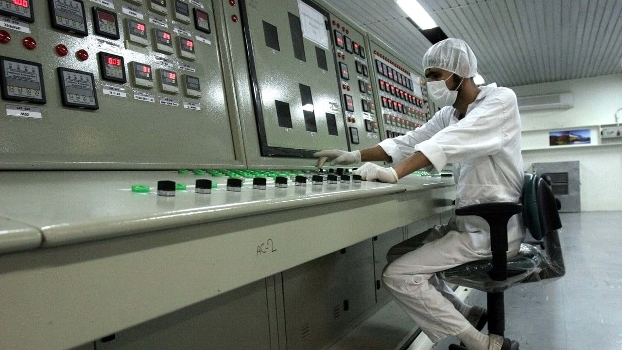 Ein Techniker arbeitet in einer Uranumwandlungsanlage vor den Toren der Stadt Isfahan im Iran. Ein Techniker arbeitet in einer Uranumwandlungsanlage vor den Toren der Stadt Isfahan im Iran.