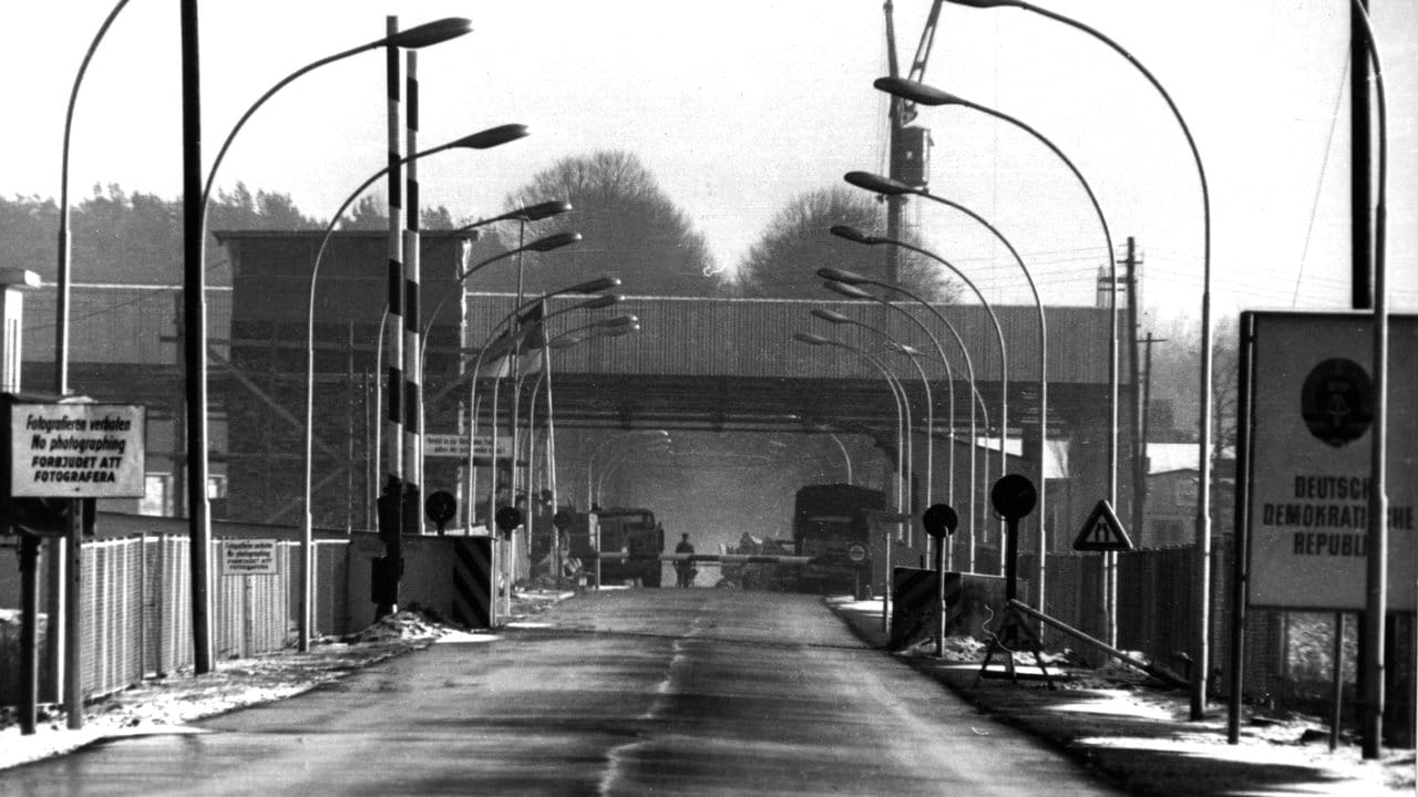 Vergrößerungs- und Modernisierungarbeiten am DDR-Kontrollpunkt Selmsdorf, aufgenommen Anfang Februar 1972.
