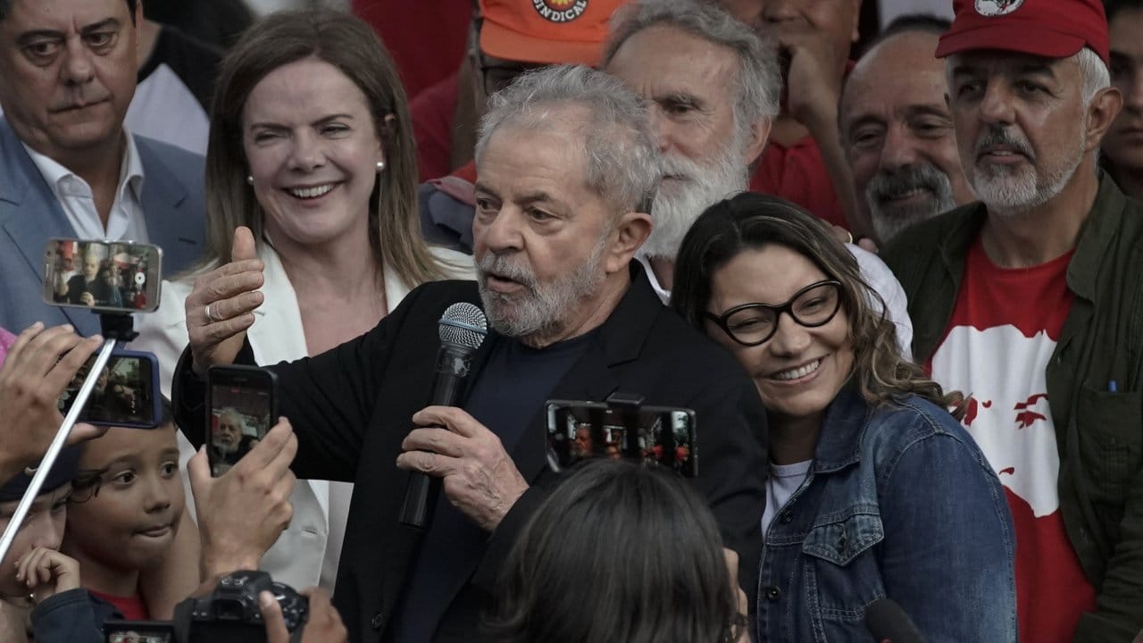Brasiliens Ex-Präsident Luiz Inácio Lula da Silva und seine Freundin Rosangela da Silva nach dem Verlassen des Polizeipräsidiums, wo er seit April 2018 eine Haftstrafe verbüßt hatte.