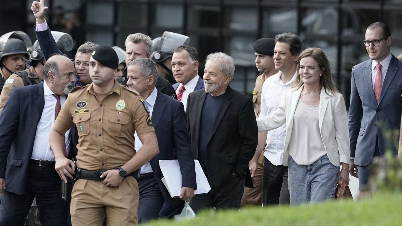 Nach 580 Tagen hinter Gittern ist der zu einer langjährigen Freiheitsstrafe verurteilte brasilinische Ex-Präsident Luiz Inácio Lula da Silva (M.