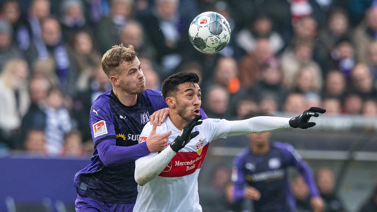 Osnabrücks Joost van Aken (l) und Stuttgarts Nicolas Gonzalez kämpfen um den Ball.