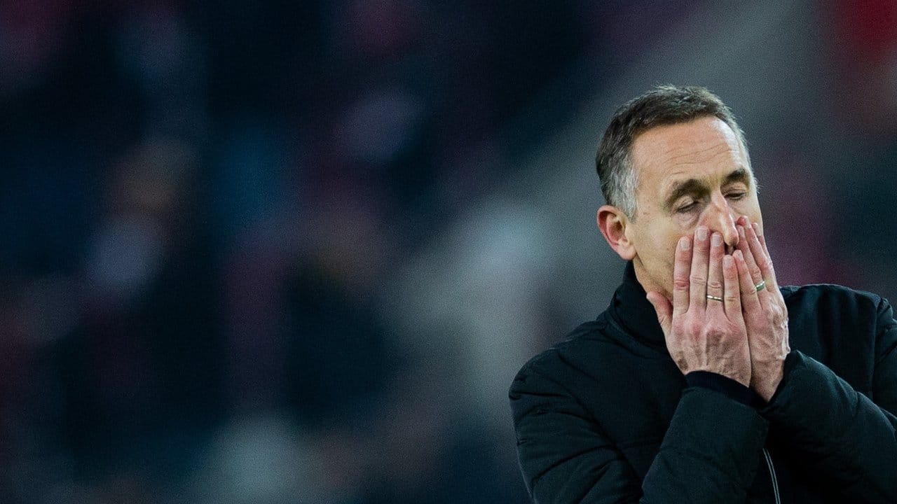 Nach der Niederlage gegen Hoffenheim wird Kölns Trainer Achim Beierlorzer beurlaubt.